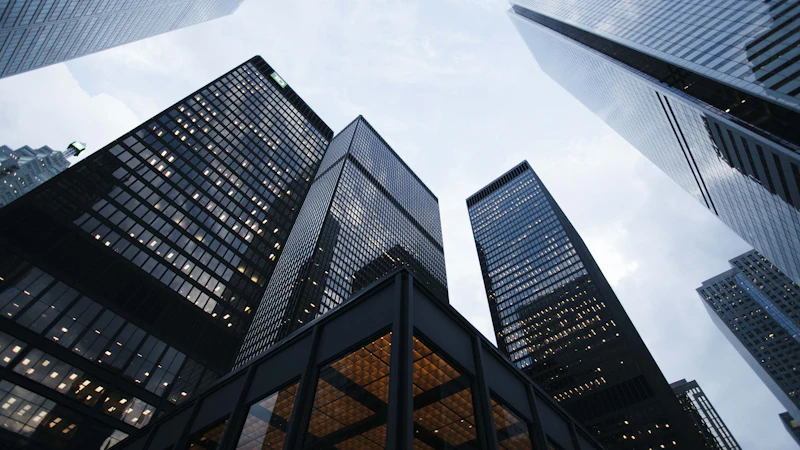 Tours de bureaux en verre vues du sol, ciel gris